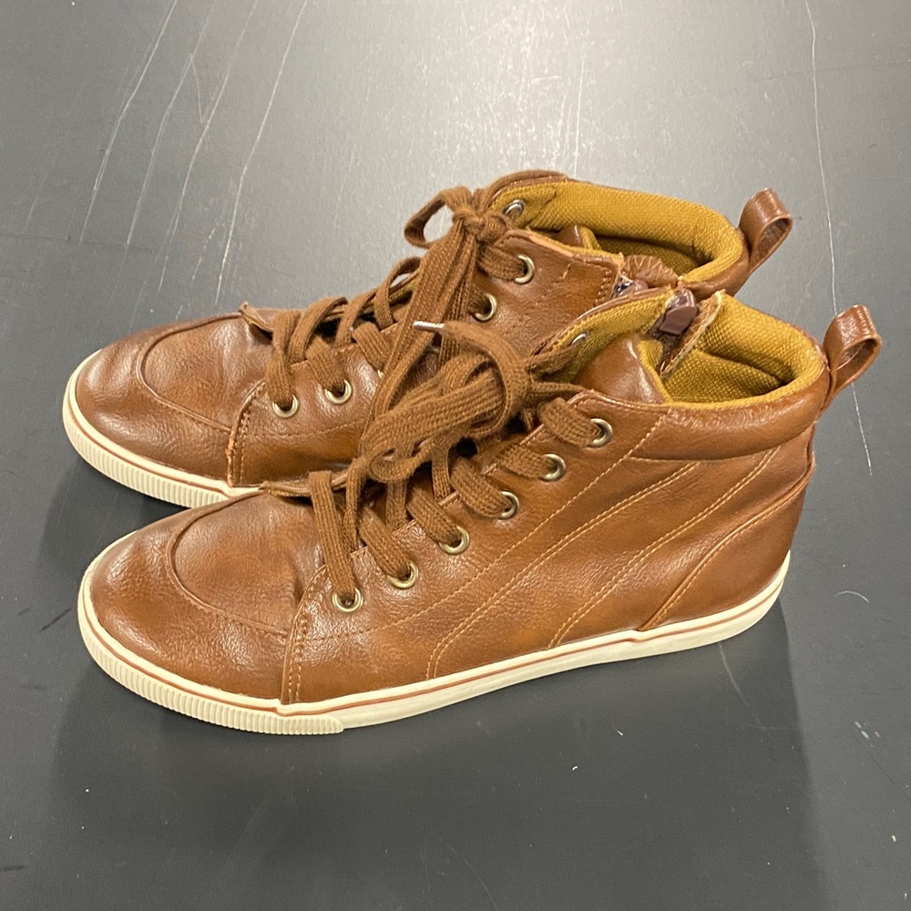 Boys cat and Jack Brown High-Top Sneakers size 4
